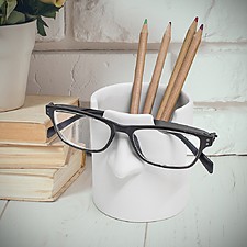 Porta-lápis com suporte para óculos