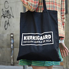 O saco de viagem existencialista Kierkegaard não é uma peça de mobiliário do Ikea