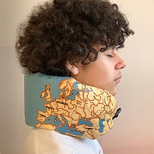 Almofada de pescoço insuflável com mapa-mundo para viagem
