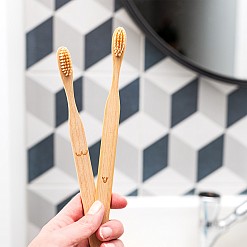 Conjunto de 2 escovas de dentes em bambu 