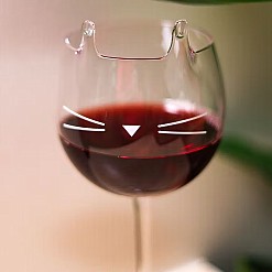 Copo de vinho em forma de gato