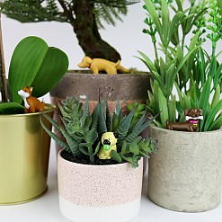 Conjunto de quatro cãezinhos para decorar vasos de flores