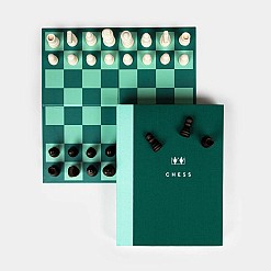 Jogo de xadrez num livro
