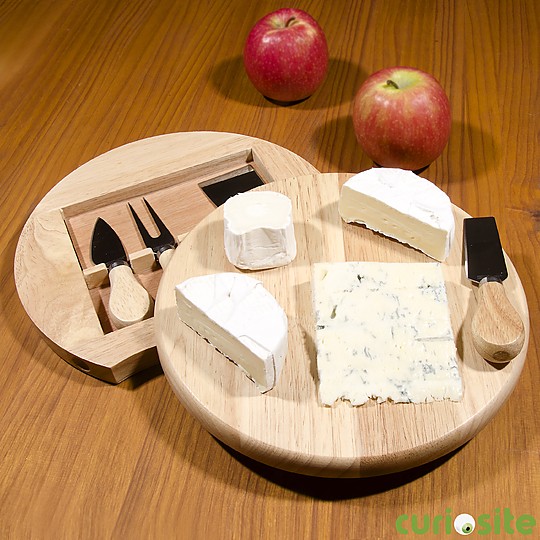 Uma tábua de queijos com arrumação para acessórios