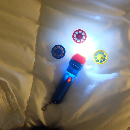 Uma lanterna de projeção que conta histórias às crianças
