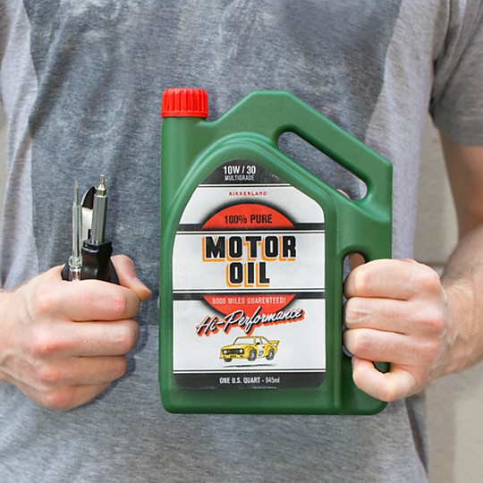 Um kit de ferramentas num bidão de gasolina