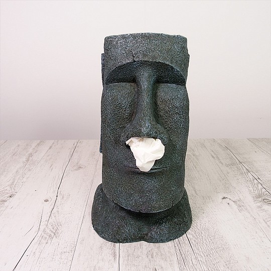 Este Moai vai distribuir lenços de papel pelo teu nariz