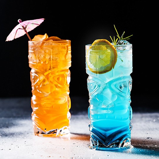 Sirva os seus cocktails como um verdadeiro barman com este conjunto de copos tiki em vidro.