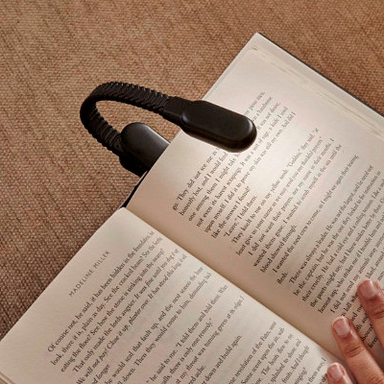 Um candeeiro de leitura recarregável com luz LED