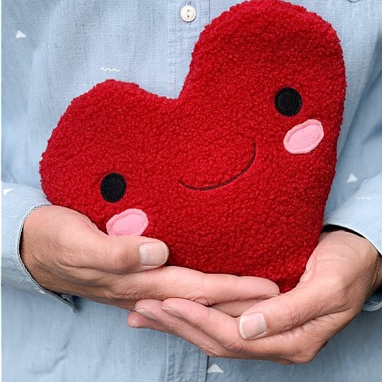 Uma almofada térmica em forma de coração, feita com muito carinho
