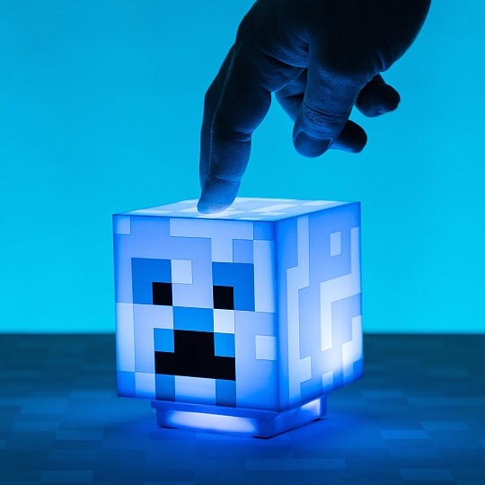 Candeeiro Minecraft com a forma de um Creeper carregado