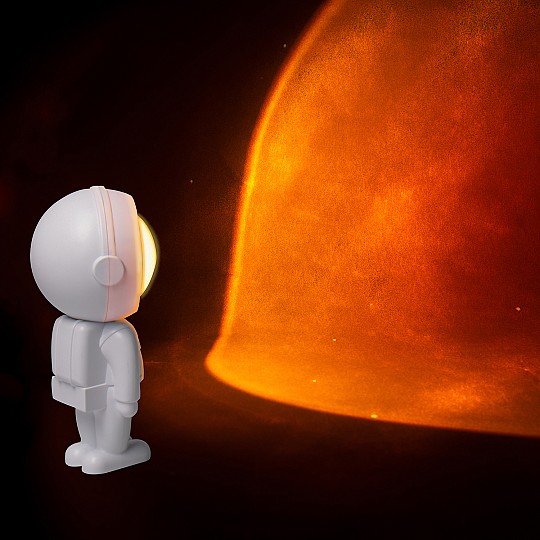 Pequeno candeeiro com a forma de um astronauta 