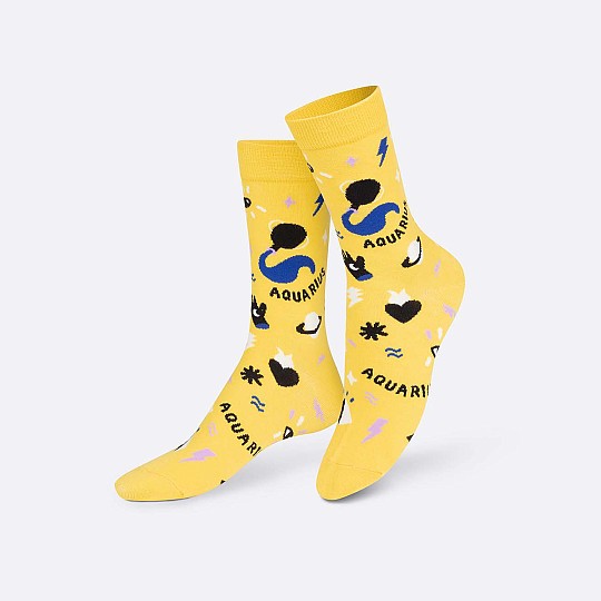 As meias Aquarius são de cor amarela.