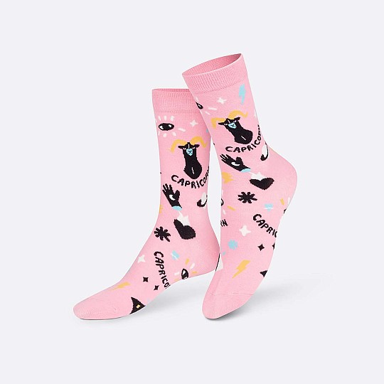 As meias de Capricórnio são cor-de-rosa.