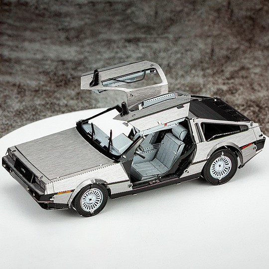 Um kit para construir o DeLorean do filme Regresso ao Futuro