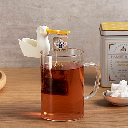 Este pelicano vai segurar o seu saco de chá.
