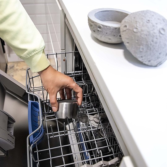 O tabuleiro pode ser lavado à mão ou na máquina de lavar louça.