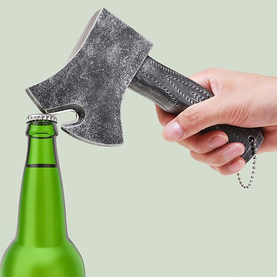 Um abre-garrafas com a forma de um machado