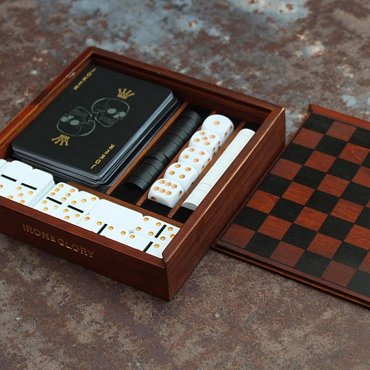 Quatro jogos de tabuleiro clássicos numa elegante caixa de madeira