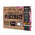 São guardados numa capa de cartão ilustrada.