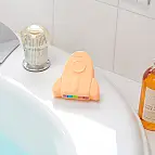 Em forma de foguete, com uma cor laranja clara e aroma a alperce