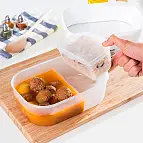 Tem um tabuleiro amovível com 2 compartimentos separados para separar os alimentos.