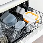 A tampa, o tabuleiro amovível e a tupper podem ser lavados na máquina de lavar louça.
