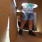O cartão é suficientemente flexível para ser manuseado por mãos pequenas