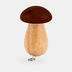 Tem uma argola para pendurar no porta-chaves.