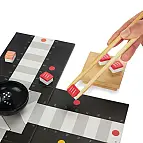 A mecânica do jogo é idêntica à do Parcheesi tradicional.