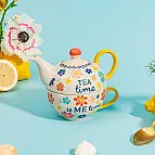 O bule e a caneca encaixam perfeitamente