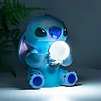 Um candeeiro divertido com a forma do Stitch de Lilo & Stitch.