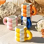 Conjunto de chávenas de café com a forma de carros alegóricos
