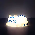 Pequeno candeeiro com a forma de um gatinho a dormir a sesta