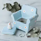 Caixa de jóias original em forma de sofá com um gatinho