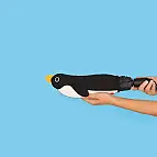 Abertura automática e design em forma de pinguim