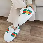 O seu tecido ultra-suave mantém os pés quentinhos