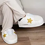 Chinelos de casa gigantes com uma estrela