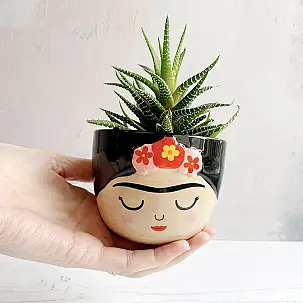 Pote com a forma de Frida Kahlo em tamanho mini