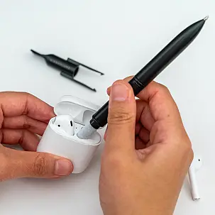 Caneta com kit de limpeza tecnológica