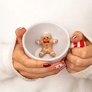 Caneca de Natal com um boneco de gengibre no interior