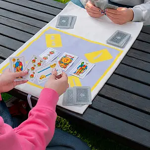 Jogo de tabuleiro de viagem com o baralho espanhol