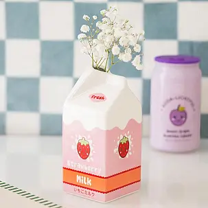 Vaso com a forma de uma embalagem de leite de morango
