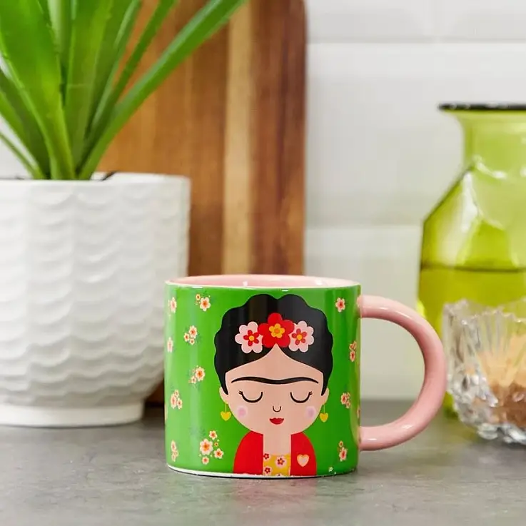 Uma bonita caneca de porcelana com a imagem de Frida Kahlo