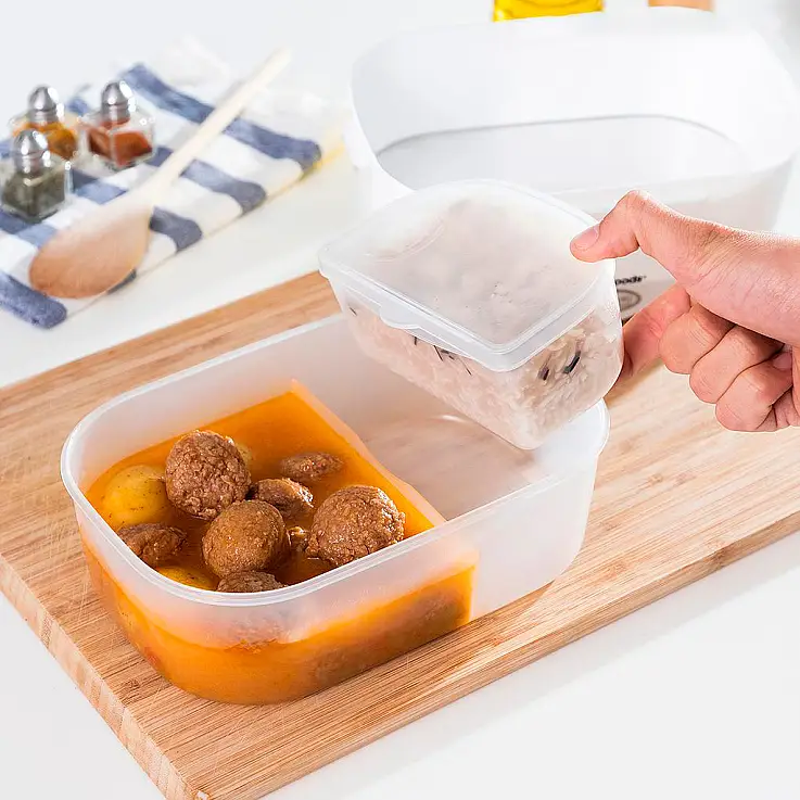 Tem um tabuleiro amovível com 2 compartimentos separados para separar os alimentos.