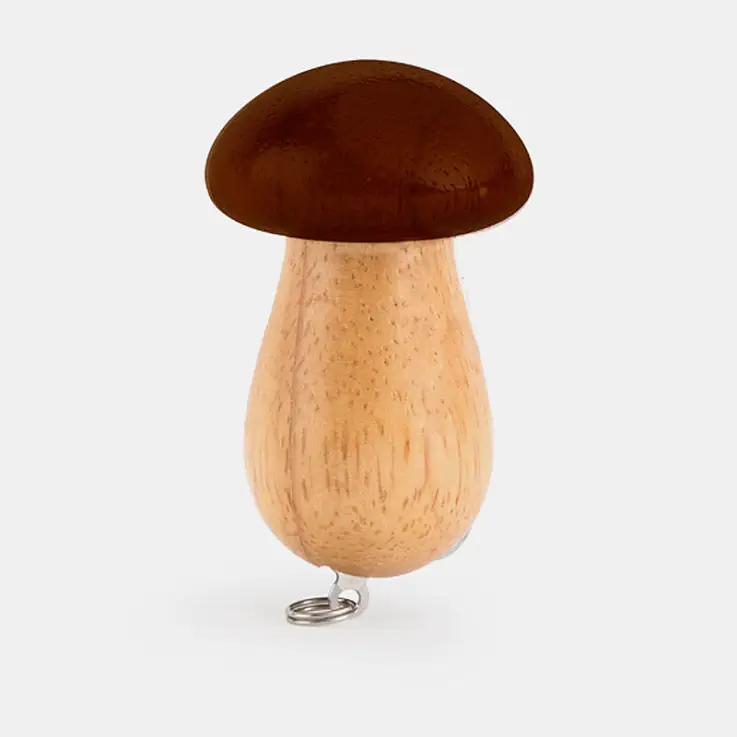 Tem uma argola para pendurar no porta-chaves.