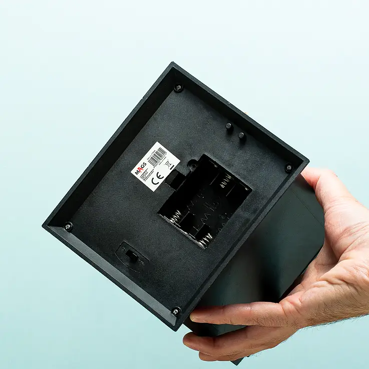 Alimentado por 3 pilhas AA (não incluídas)