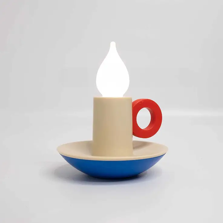 Pequeno candeeiro em forma de candelabro