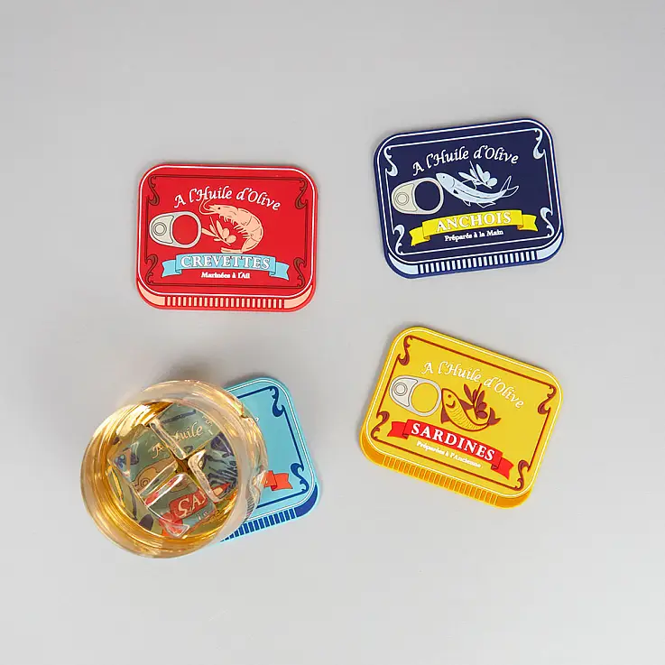 Bases para copos originais em forma de latas