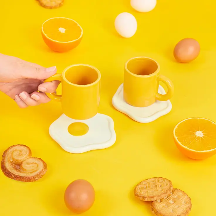 Conjunto de 2 chávenas de café com pires em forma de ovo estrelado